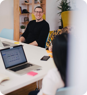 Photo illustrant le processus de recrutement de talents, où des candidats discutent avec des recruteurs pour trouver des opportunités d'emploi adaptées à leurs compétences et aspirations professionnelles.