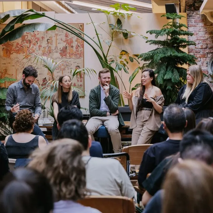 Participants en discussion lors d’une conférence autour des enjeux environnementaux. Un moment de partage d’idées, d’expertises et d’engagement, fidèle à la mission d’Imagreen : agir collectivement pour un futur durable.