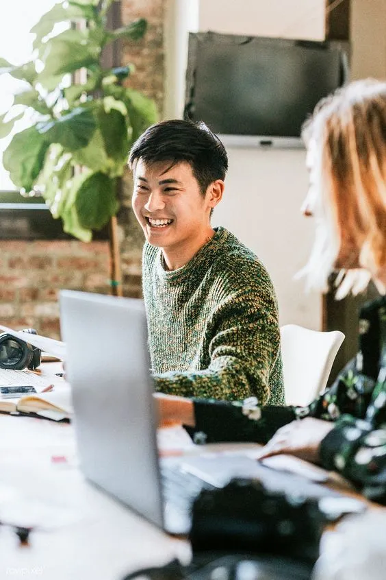 Un moment de convivialité et de collaboration au sein d’Imagreen, illustrant l’équilibre entre expertise, professionnalisme et esprit d’équipe. Une ambiance positive au service de l'environnement.